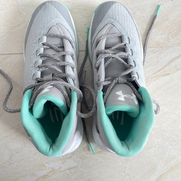 NEW UA Steph Curry 3's Boys Basketball Shoes Green Gray Size 3.5Y - Picture 2 of 5